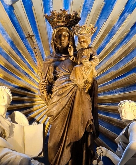 La Vierge couronnée du dôme